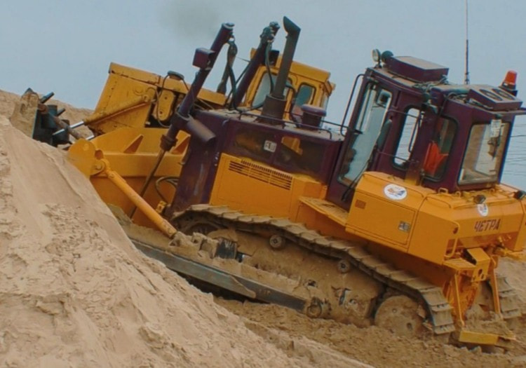 Бульдозер ЧЕТРА Т11 помогает подготовиться к зиме