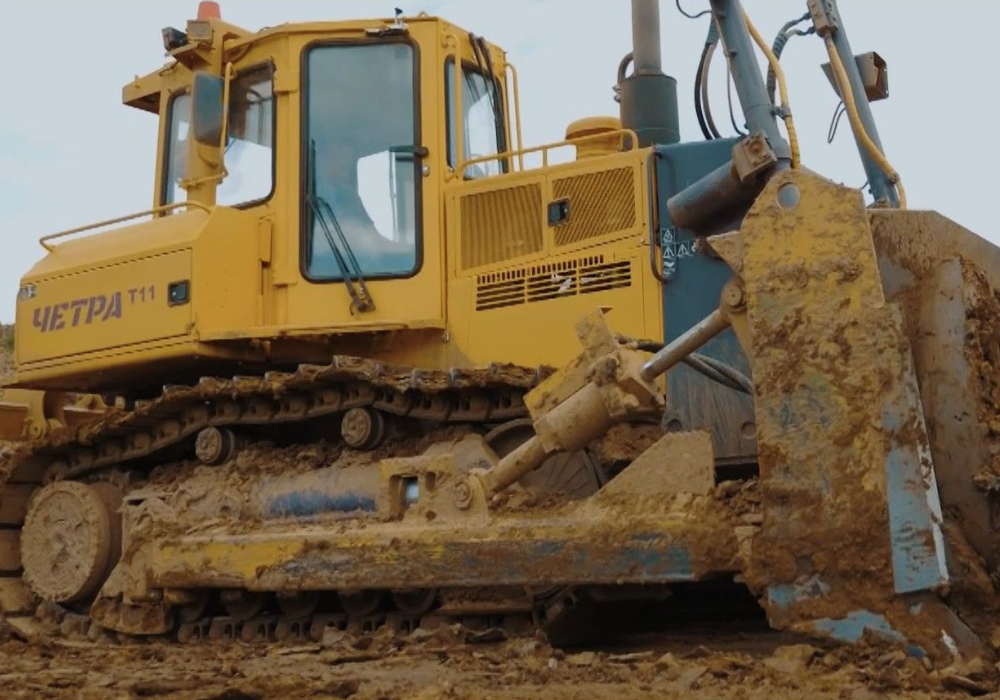 Как ЧЕТРА Т11 добывает глину в карьере?