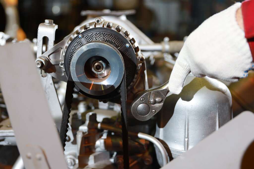 Боковой вид экскаватора-погрузчика ЧЕТРА СИТИ 3С с равноразмерными колесами для повышенной проходимости