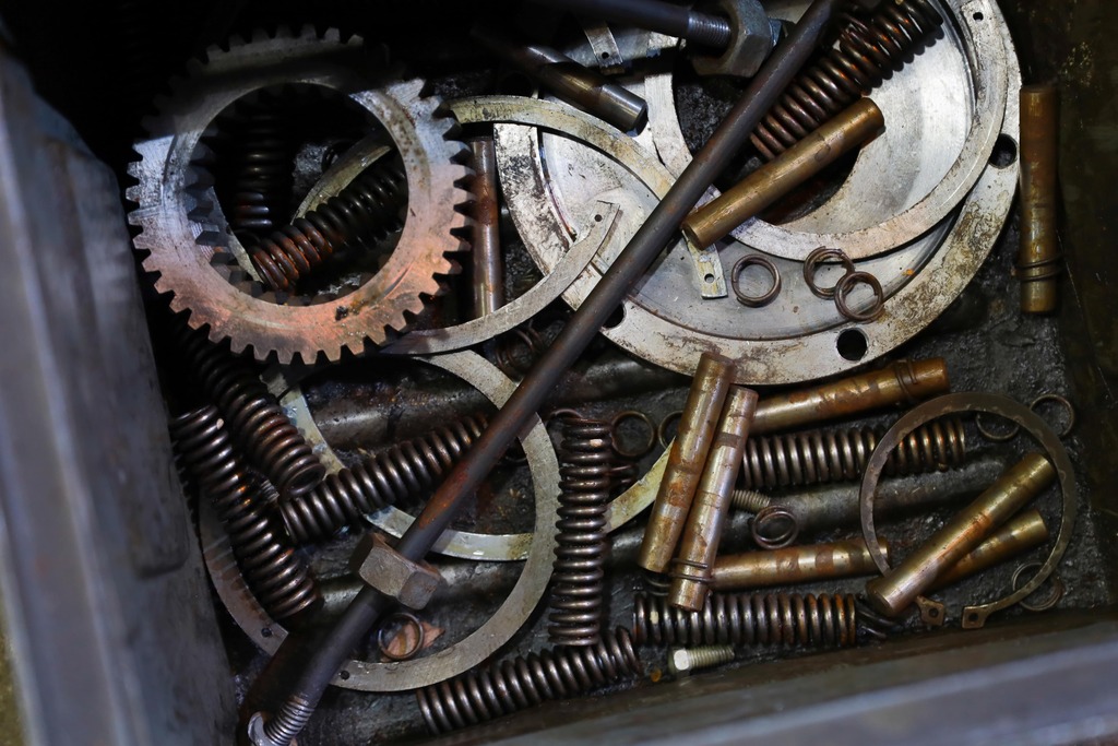 Детальный вид рабочего оборудования ЧЕТРА СИТИ — ковш и гидравлика для точных городских работ